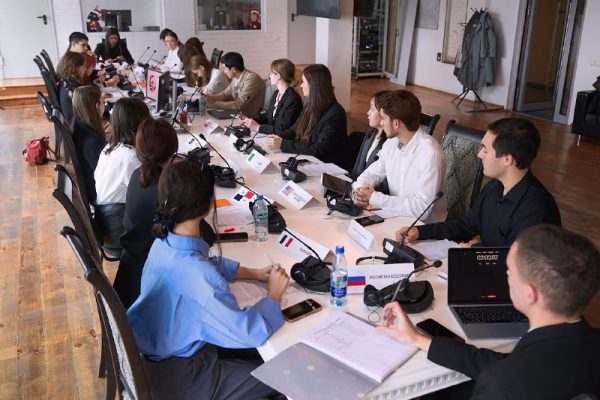 Магистранты КВШП обеспечили языковое сопровождение на «Прикаспийской международной модели ООН 2025»